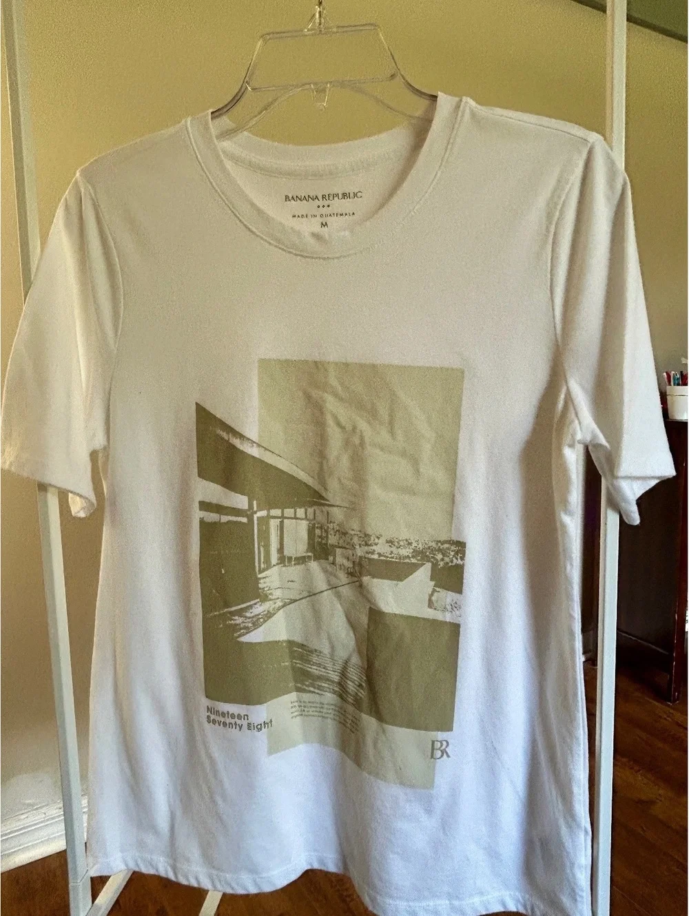 Banana Republic Men's Medium White Graphic T-Shirt Made in M
